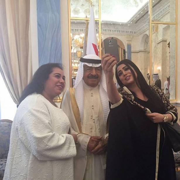 بالفيديو والصور: رئيس وزراء البحرين يسأل فنانة بحرينية عن أصلها ومكان سكنها | Addiyar