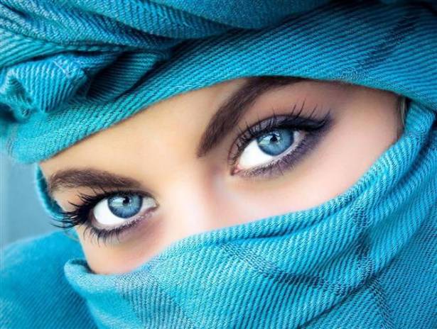 من هو أول شخص كانت عيونه زرقاء الديار